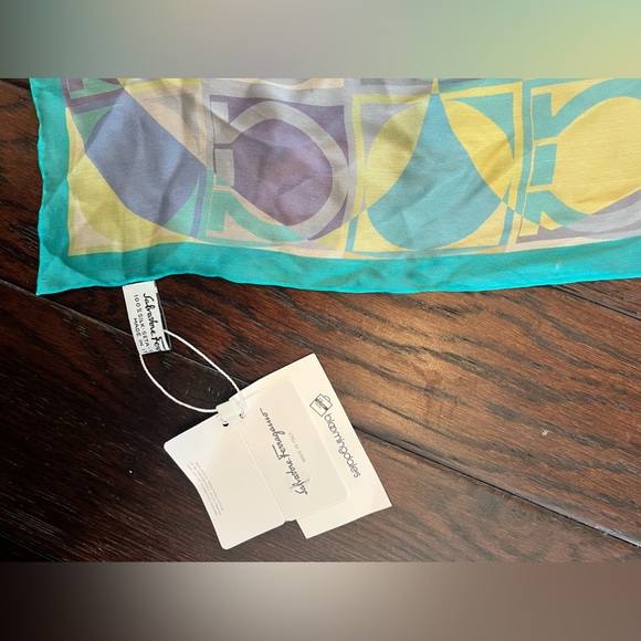Ferragamo silk scarf - Picture 3 of 3